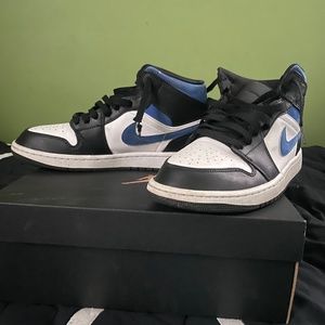 Jordan mid “racing blue” size 9